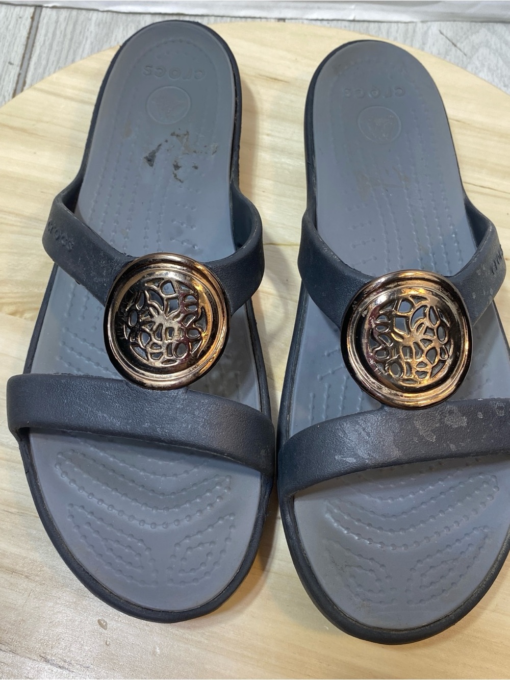 Crocs Womens Black Gray Metallic Medallion Thong Sandal Flip Flops Size 11